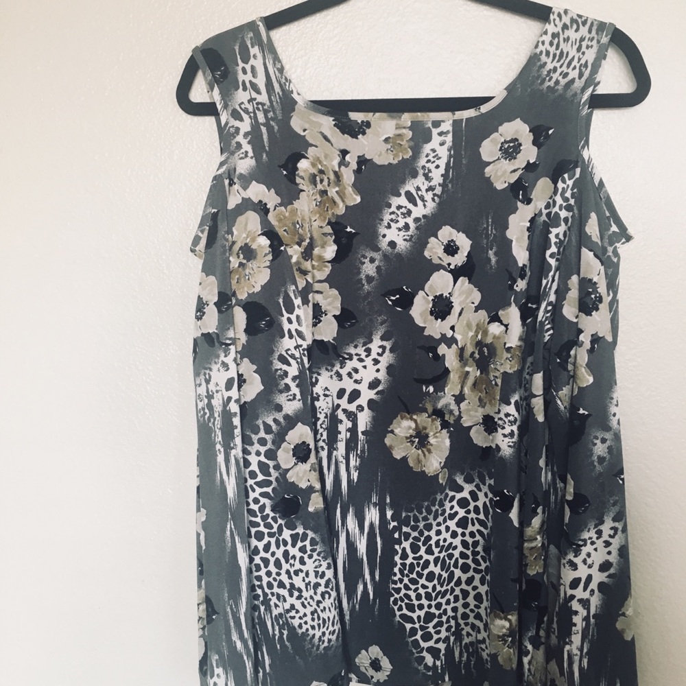 Women’s Cold shoulder Top size XL